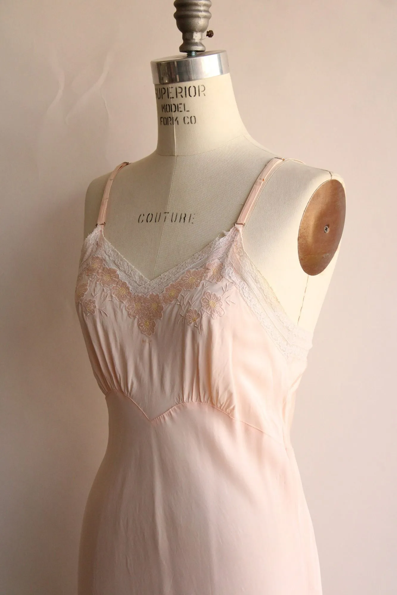 Vintage 1940s 1950s  Lady Lynne Blush Pink Rayon with Flower Appliques Full Slip